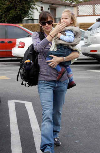 Illustration for article titled Gwen's Baby Goes Barefoot; Brad & Angie Bond; Erykah Visits Israel